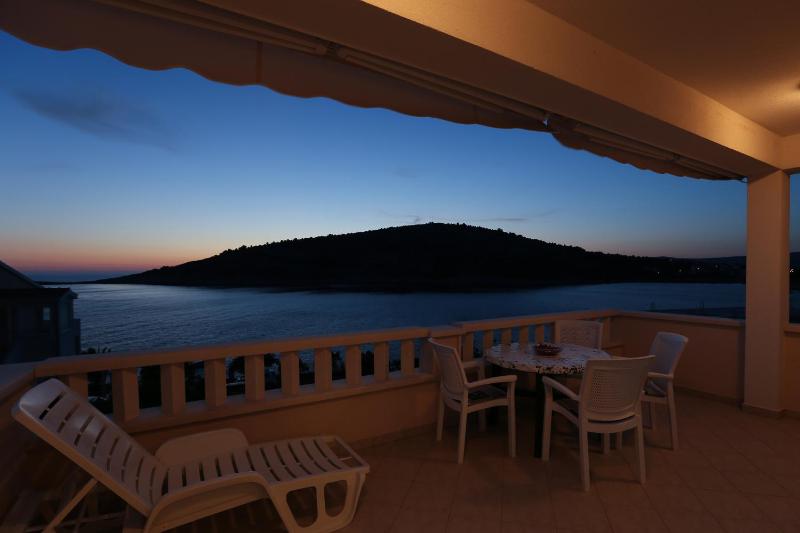 One-Bedroom Apartment with Terrace and Sea View image 3