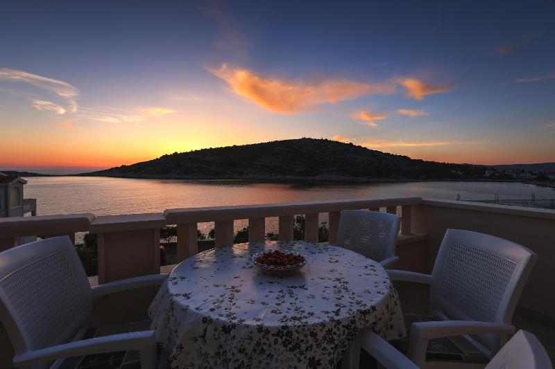 One-Bedroom Apartment with Terrace and Sea View image 2