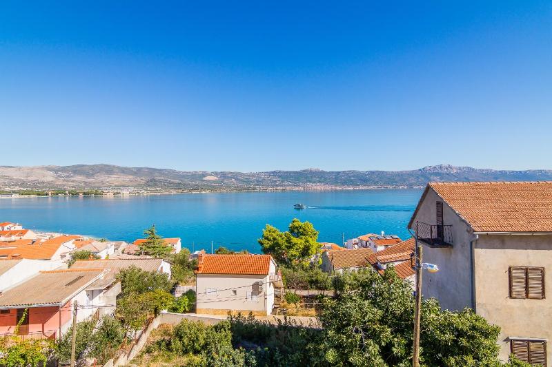 Two-Bedroom Apartment with Balcony and Sea View image 3