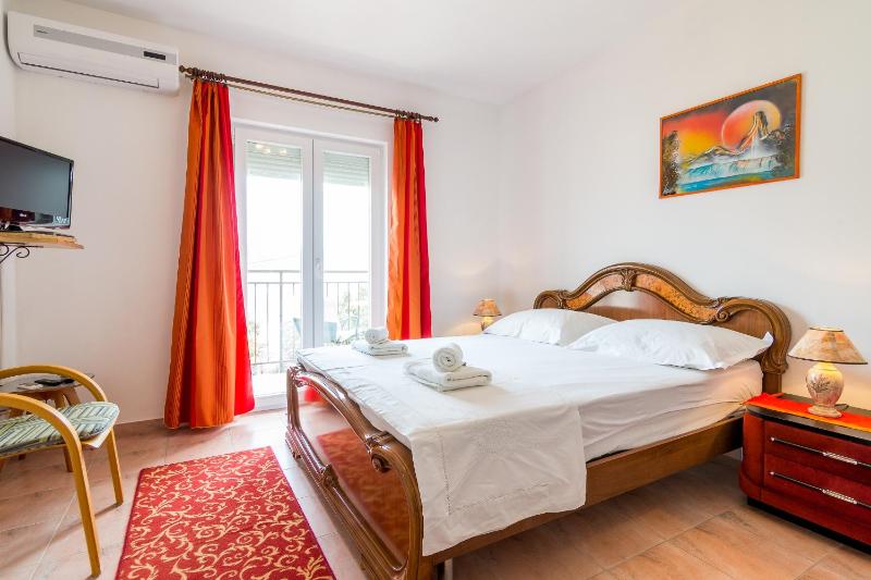 One-Bedroom Apartment with Balcony and Sea View image 1