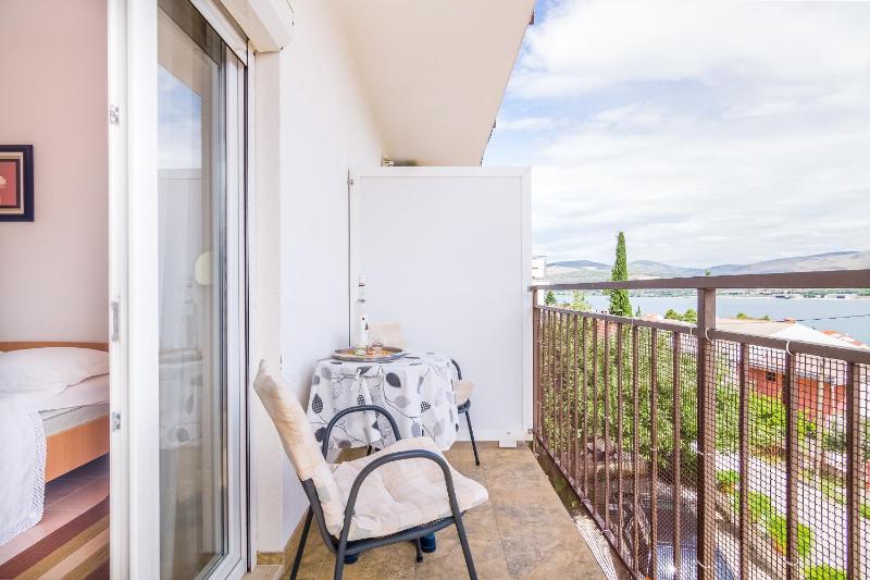 One-Bedroom Apartment with Balcony and Sea View image 3