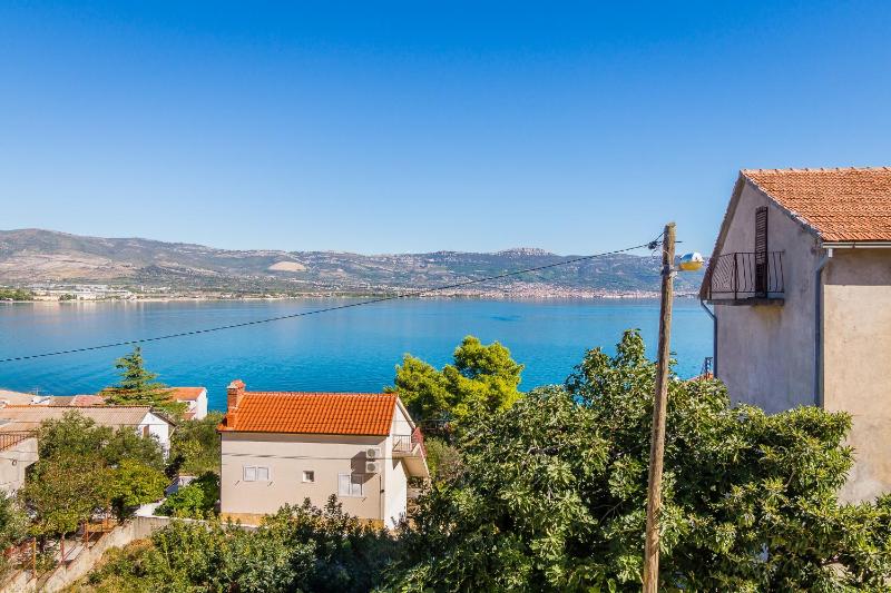 One-Bedroom Apartment with Balcony and Sea View image 2