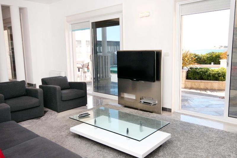 One-Bedroom Apartment with Terrace and Sea View image 1