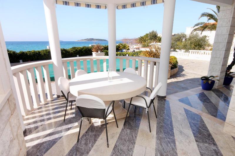 One-Bedroom Apartment with Terrace and Sea View image 4