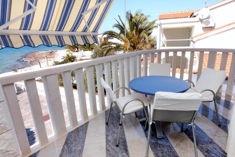 One-Bedroom Apartment with Terrace and Sea View image 3