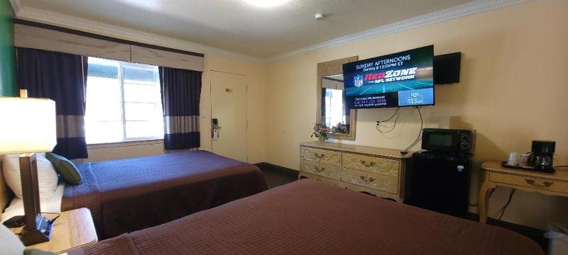 Queen Room with Two Queen Beds image 3