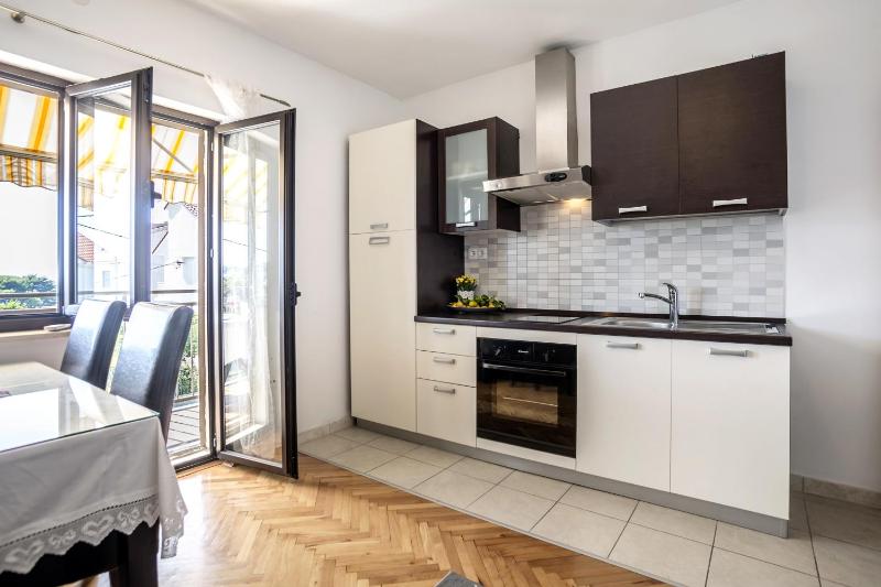 Family-friendly apartments with swimming pool Podstrana Split - 7539 - image 2