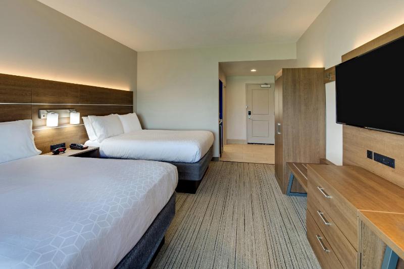 Standard Room with Two Queen Beds image 3