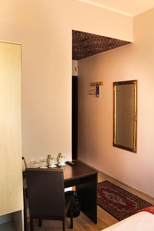 Twin Room with Private Bathroom image 1