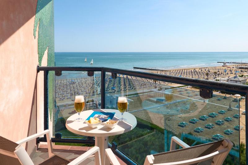 Deluxe Double or Twin Room with Sea View image 1