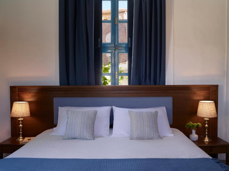 Deluxe Double Room image 2