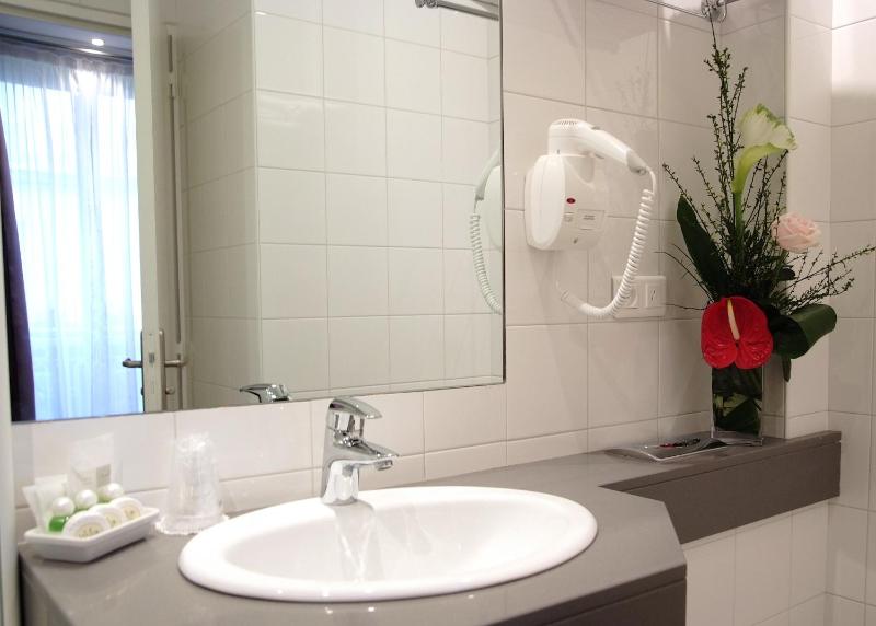 Quadruple Room image 4