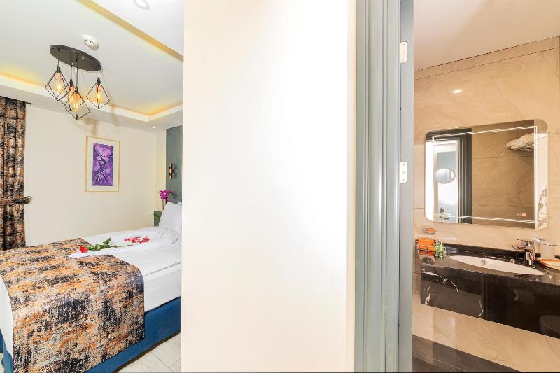 Magnaura Palace Suite with Jacuzzi and Large Terrace image 2