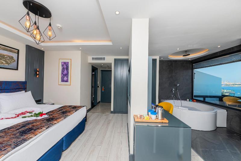 Magnaura Palace Suite with Jacuzzi and Large Terrace image 4