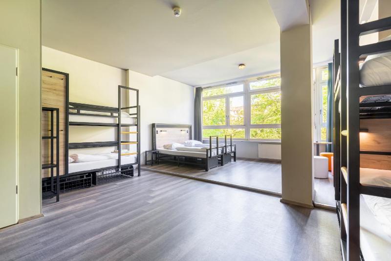 Bed in 8-Bed Dormitory Room image 3