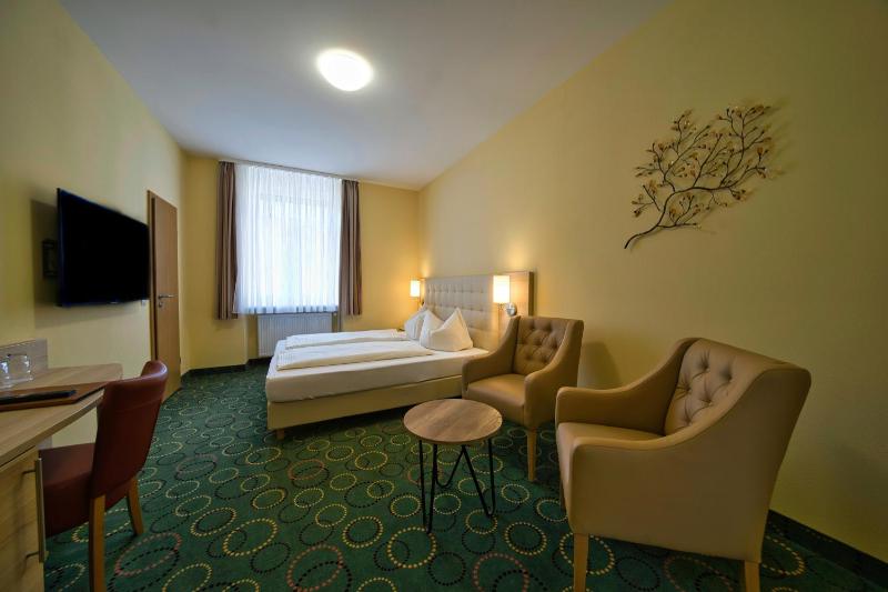 Double Room image 3