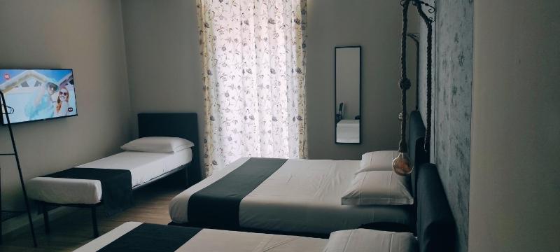 Classic Quadruple Room image 1