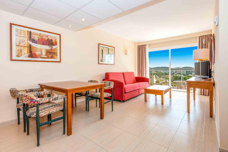 One-Bedroom Apartment with Balcony and Sea View image 3