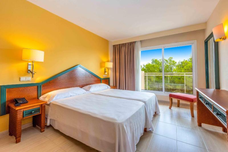 One-Bedroom Apartment with Garden View image 1