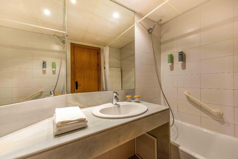 One-Bedroom Apartment with Balcony image 3