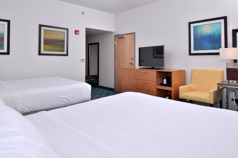 Standard Queen Room with Two Queen Beds image 4