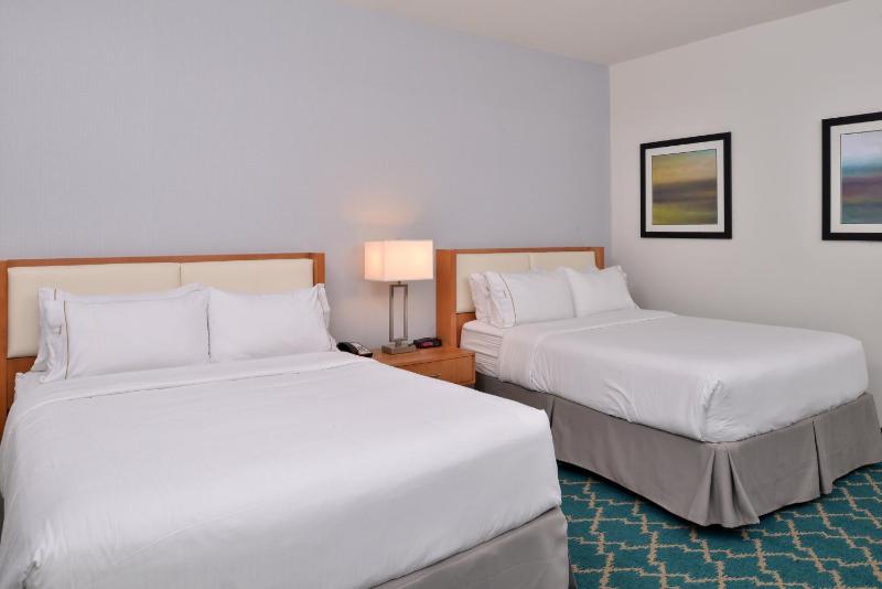 Standard Queen Room with Two Queen Beds image 3
