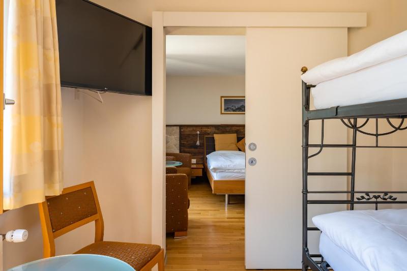 Family Room (2 Adults + 2 Children) image 4