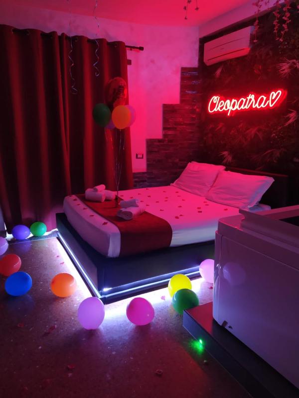 Suite with Hot Tub image 3