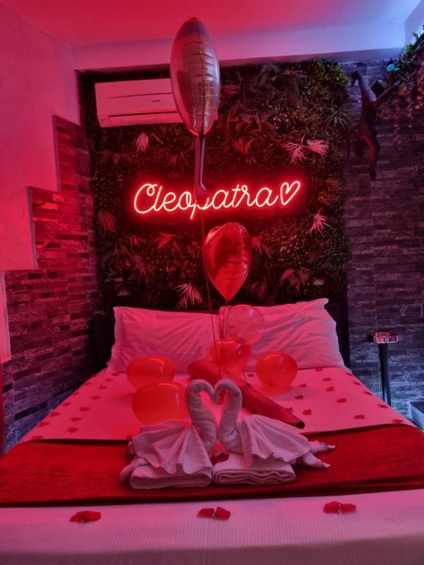 Suite with Hot Tub image 2