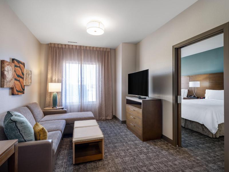 One-Bedroom Suite image 3