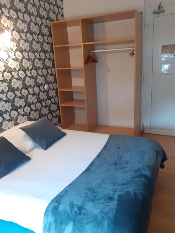 Triple Room with Private Bathroom image 3