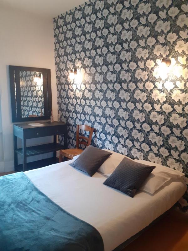 Triple Room with Private Bathroom image 1
