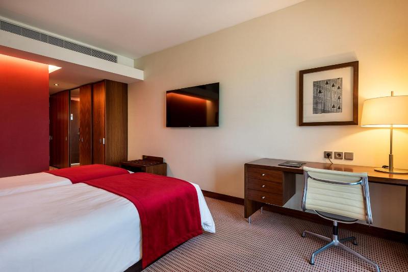 Twin Room image 4