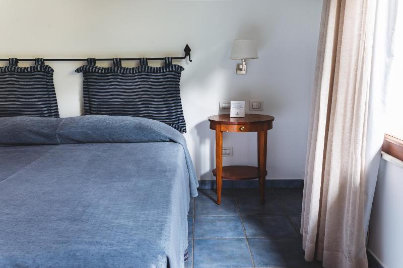 Classic Double Room image 3