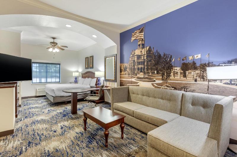 King Suite - Non-Smoking image 3
