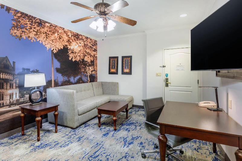 King Suite with Sofa Bed - Non-Smoking image 2
