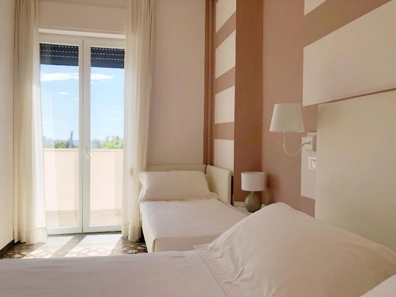 Classic Triple Room with Balcony image 4