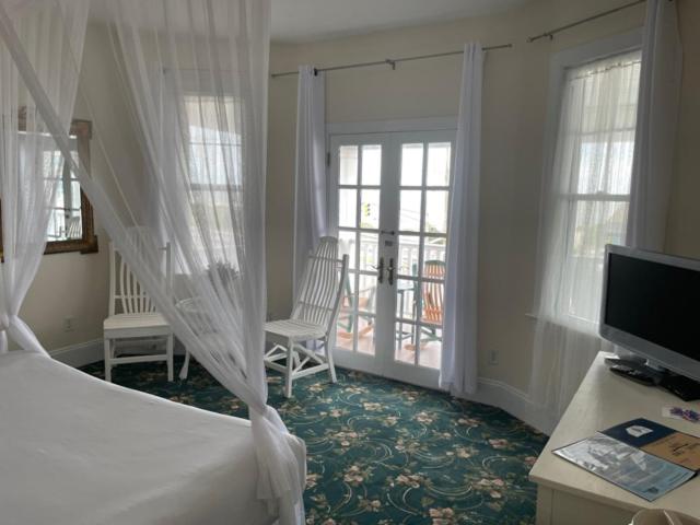 Double Room with Balcony and Sea View image 3