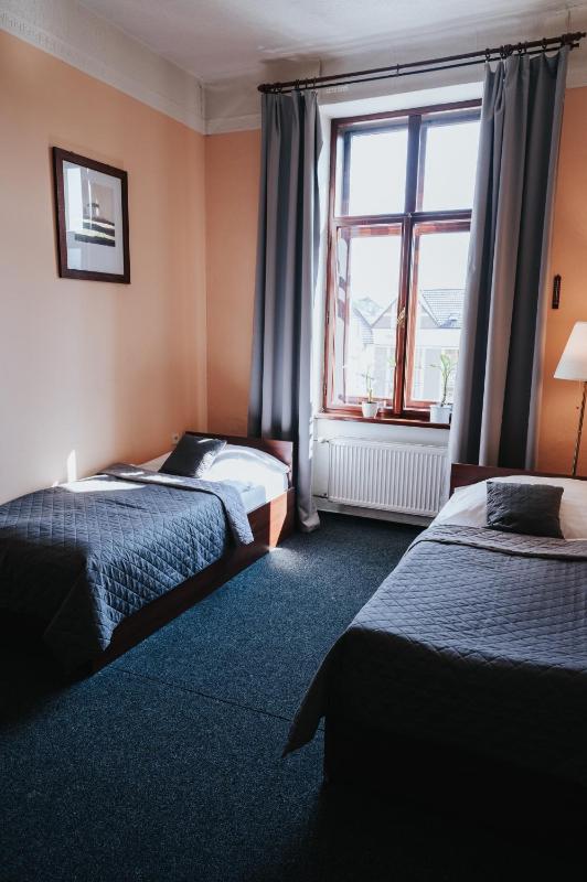 Economy Twin Room image 4