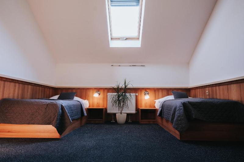 Standard Twin Room image 1