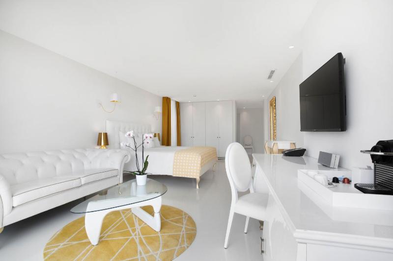 South West Suite with Sea View image 1