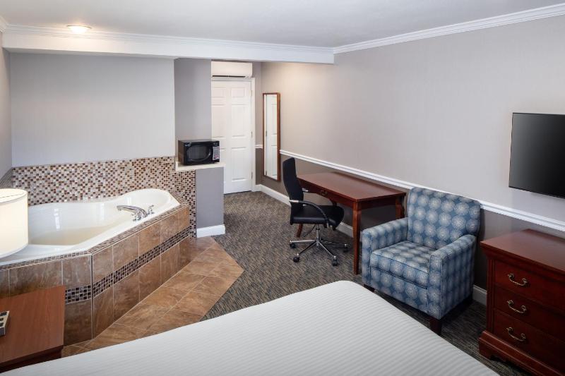 Queen Room with Spa Bath image 2