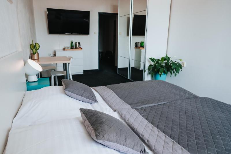 Economy Double Room image 4