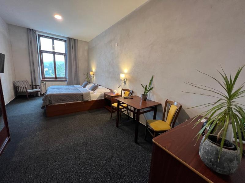 Economy Twin Room image 3