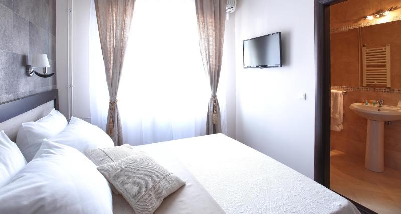 Economy Double Room Parking image 3