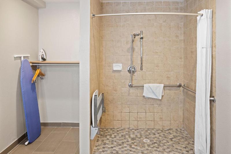Queen Room with Two Queen Beds and Roll-in Shower - Mobility Accessible/Non-Smoking image 1