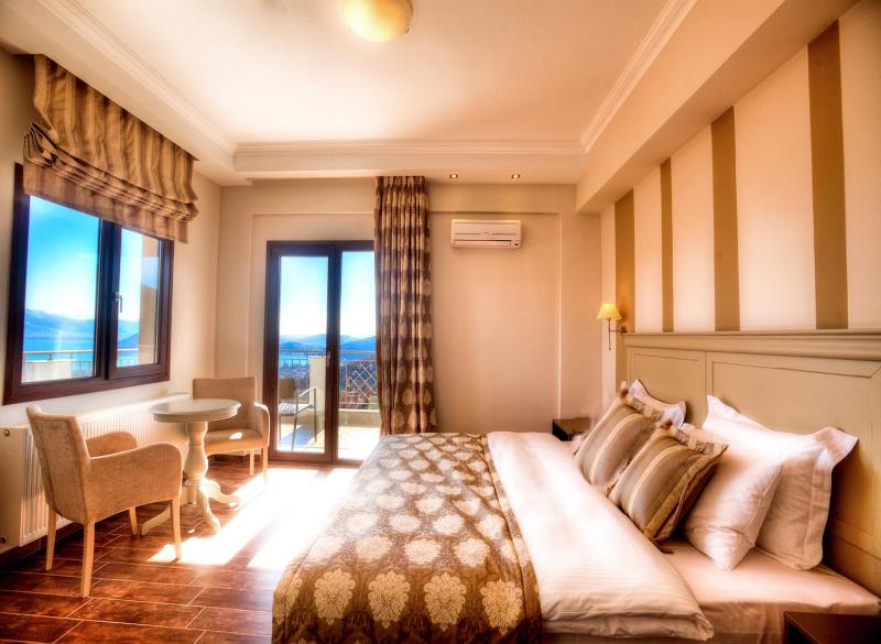 Double or Twin Room with Lake View image 2