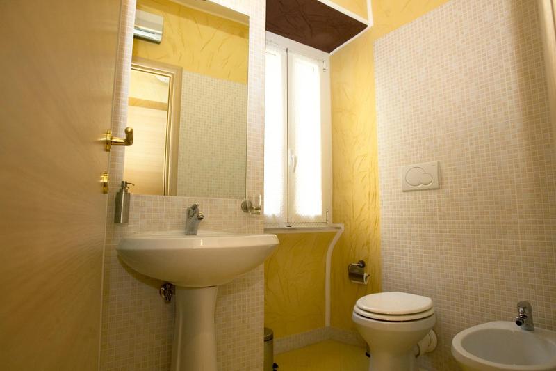 Economy Double Room image 2