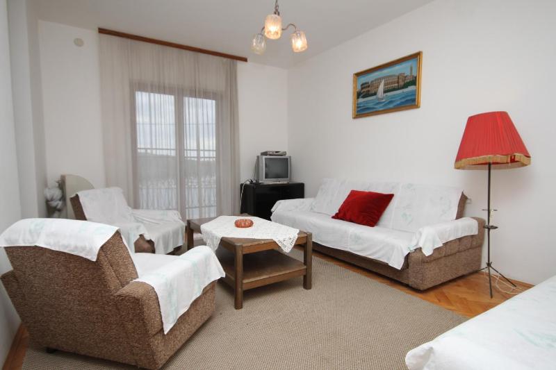 One-Bedroom Apartment with Balcony and Sea View image 1