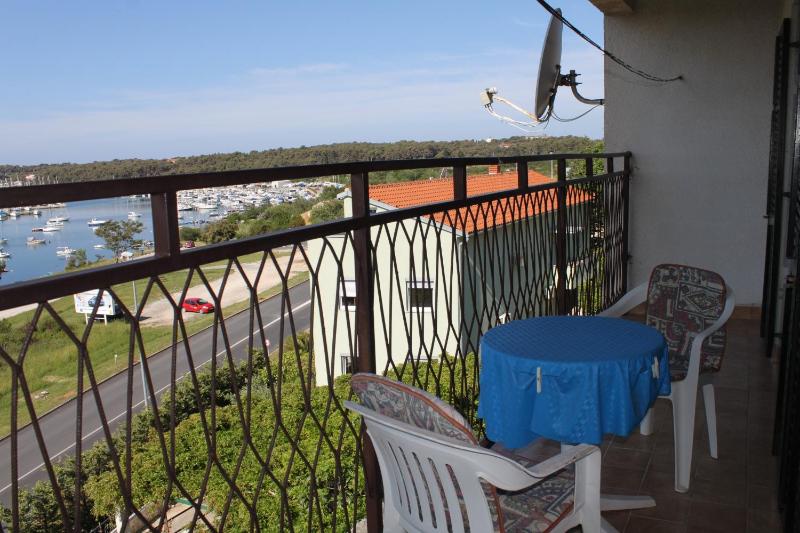 One-Bedroom Apartment with Balcony and Sea View image 4